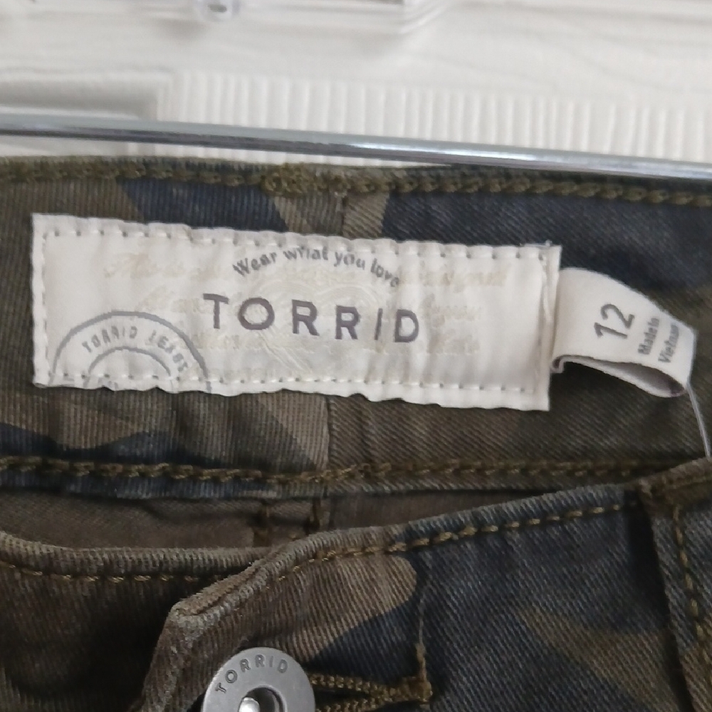Torrid Camouflage Print Cropped Pants Size 12 Cotton/Spandex Blend - Picture 6 of 16